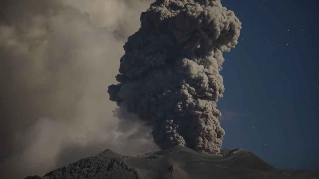 Dünyanın en yüksek aktif yanardağı böyle patladı (Video)