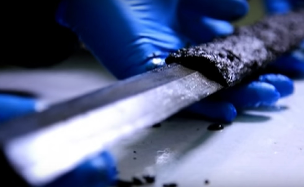 2 bin 300 yıllık kılıç, kınından böyle çıkarıldı (Video)