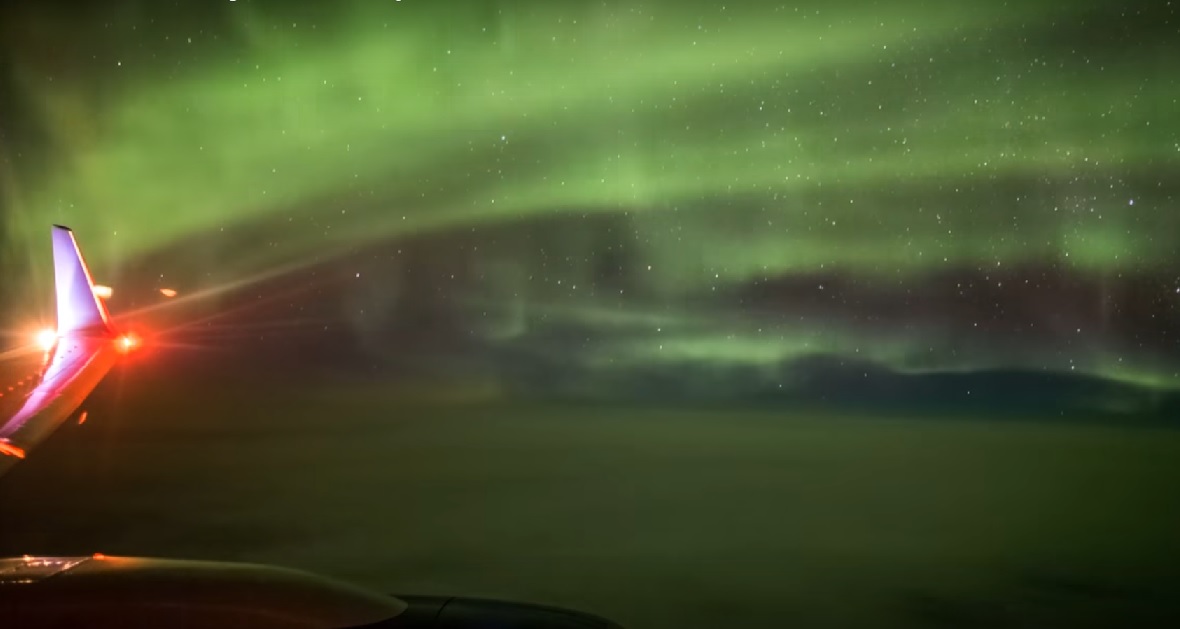 Uçak penceresinden kutup ışıkları (Video)
