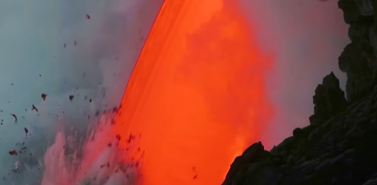 Hawaii’de lav şelalesi oluştu (Video)