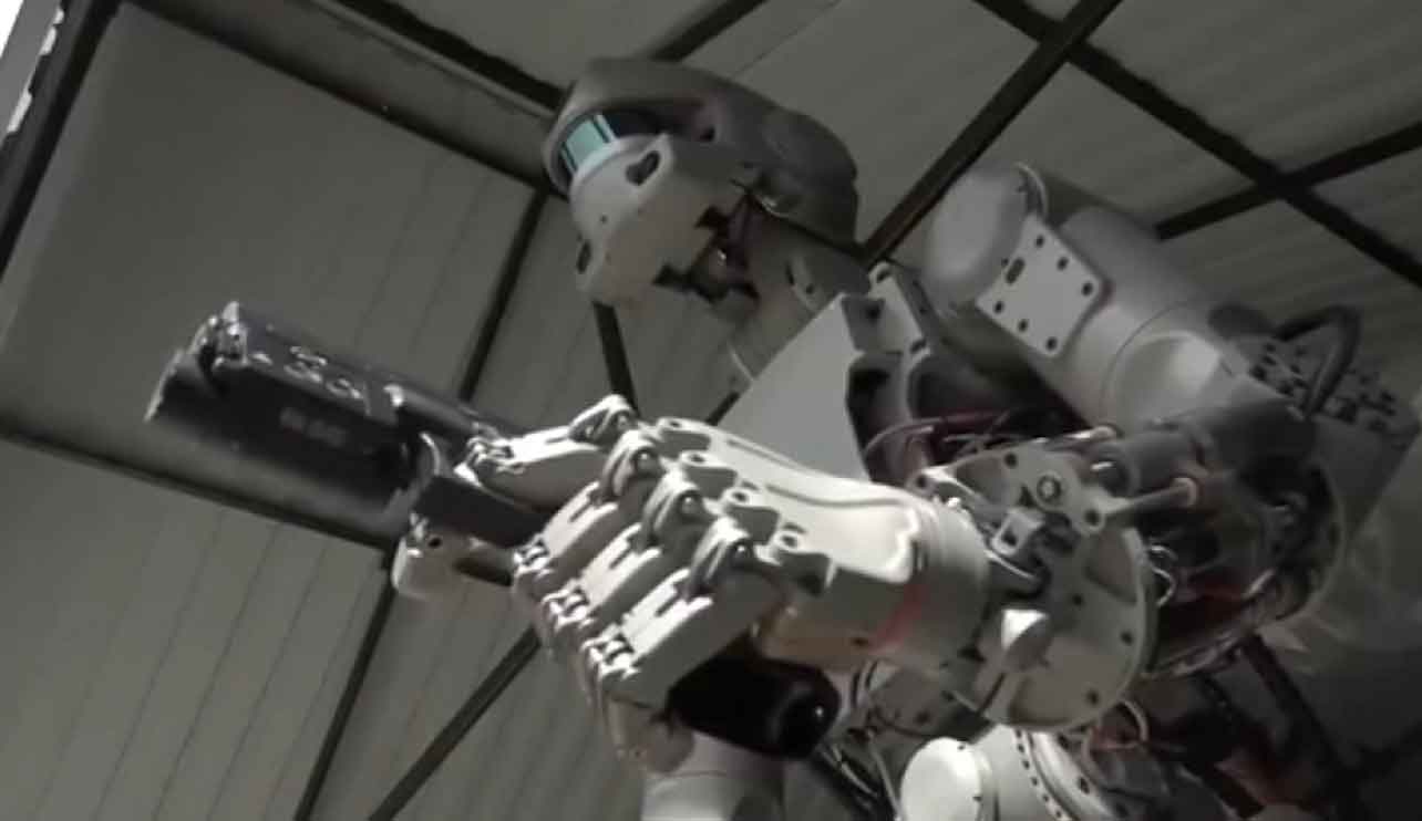 Rus insansı robot silahlandırıldı (Video)